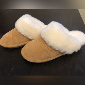 Nuknuuk suede and sheepskin ladies slippers size 9